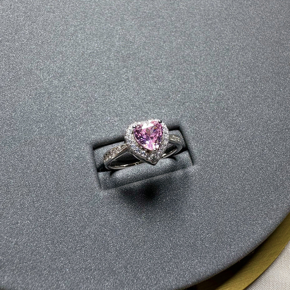 Heart halo ring in 925 sterling silver, detail of the cubic zirconia halo